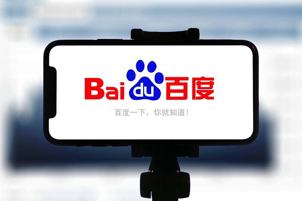 孙颖莎何卓佳香港机场买玩偶